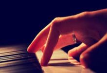 pg模拟器官网：希罗骑马射箭打板得分，退防中比出too small的手势.